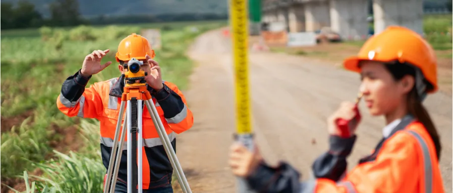 Levantamento topográfico em campo, com nível sobre tripé e mira graduada
